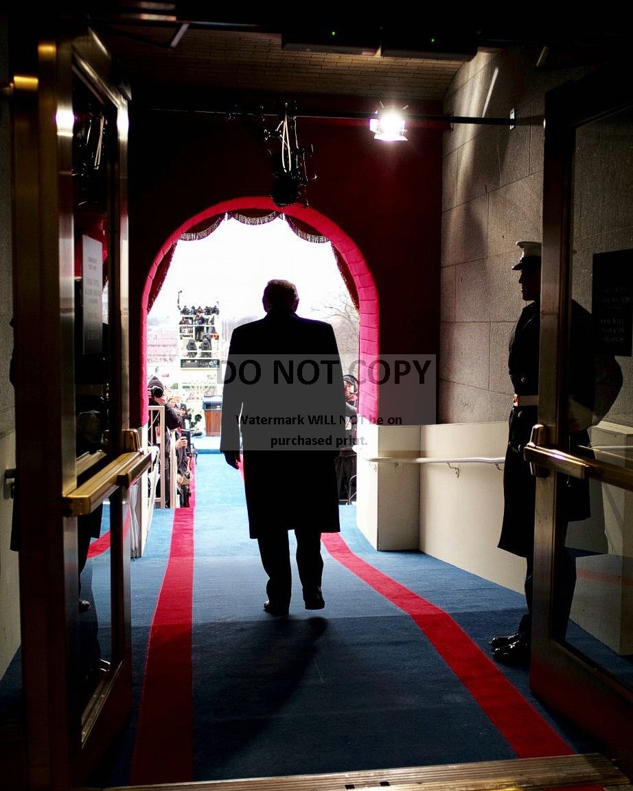 DONALD TRUMP JUST BEFORE SWEARING IN AS 45TH U.S. PRESIDENT  8X10 PHOTO (ZY-729)
