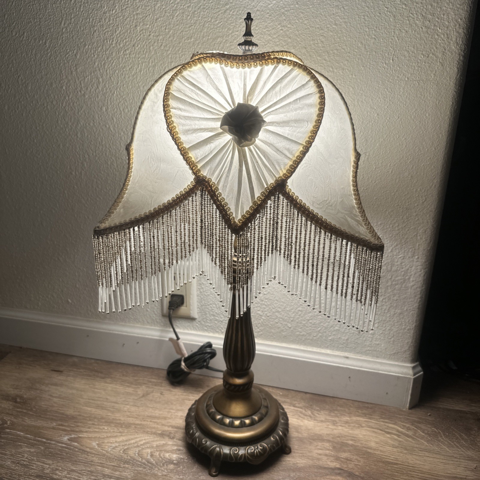 VTG Dale Tiffany Cream Heart Floral Glass Beaded Fringe Boudoir Lamp & Shade