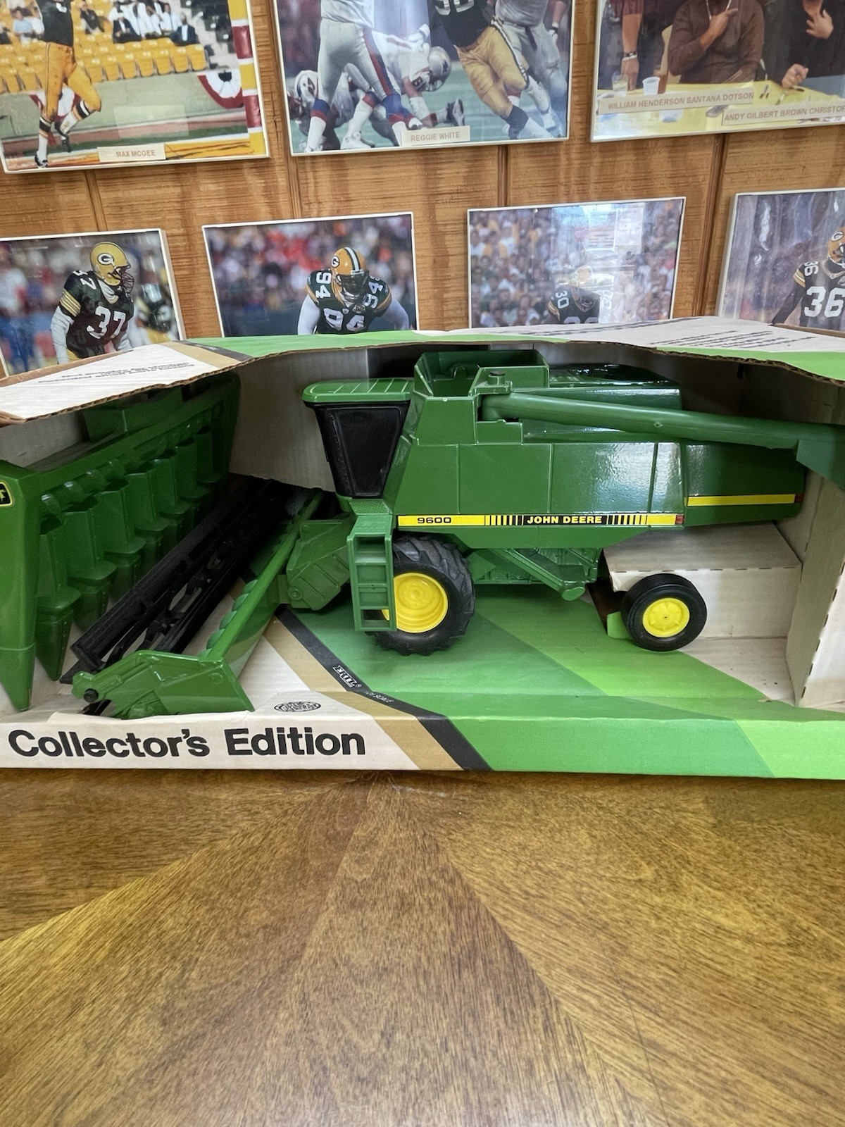 VTG 1989 John Deere 9600 Combine 1:28 Scale Collector\'s Edition - New