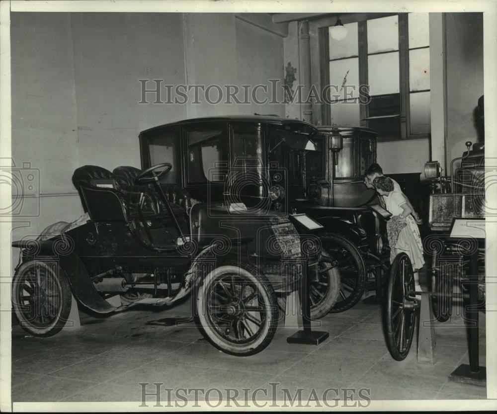 1947 Press Photo Washington D.C Smithsonian Institute - mjx63259