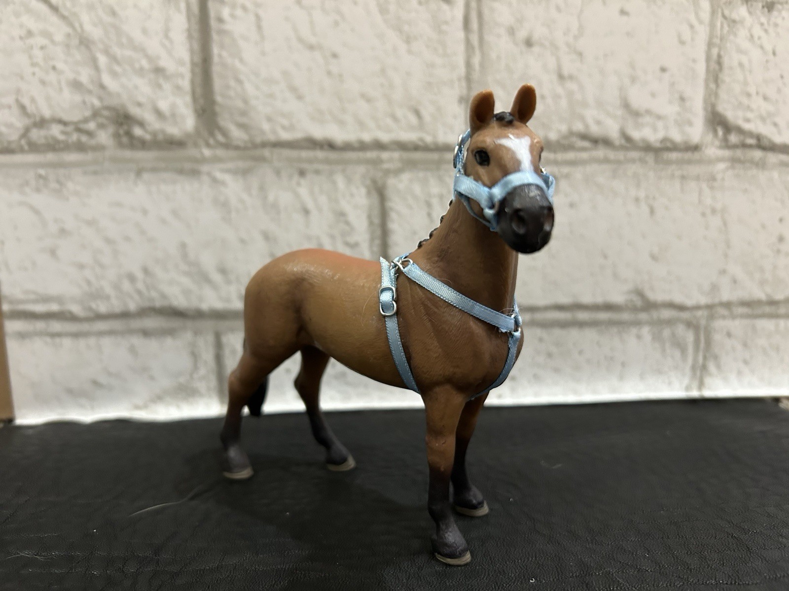 Schleich adult halter, Brest collar, chain, and neck rope. (horse not included) Schleich adult halter, Brest collar, chain, and neck rope. (horse not included)