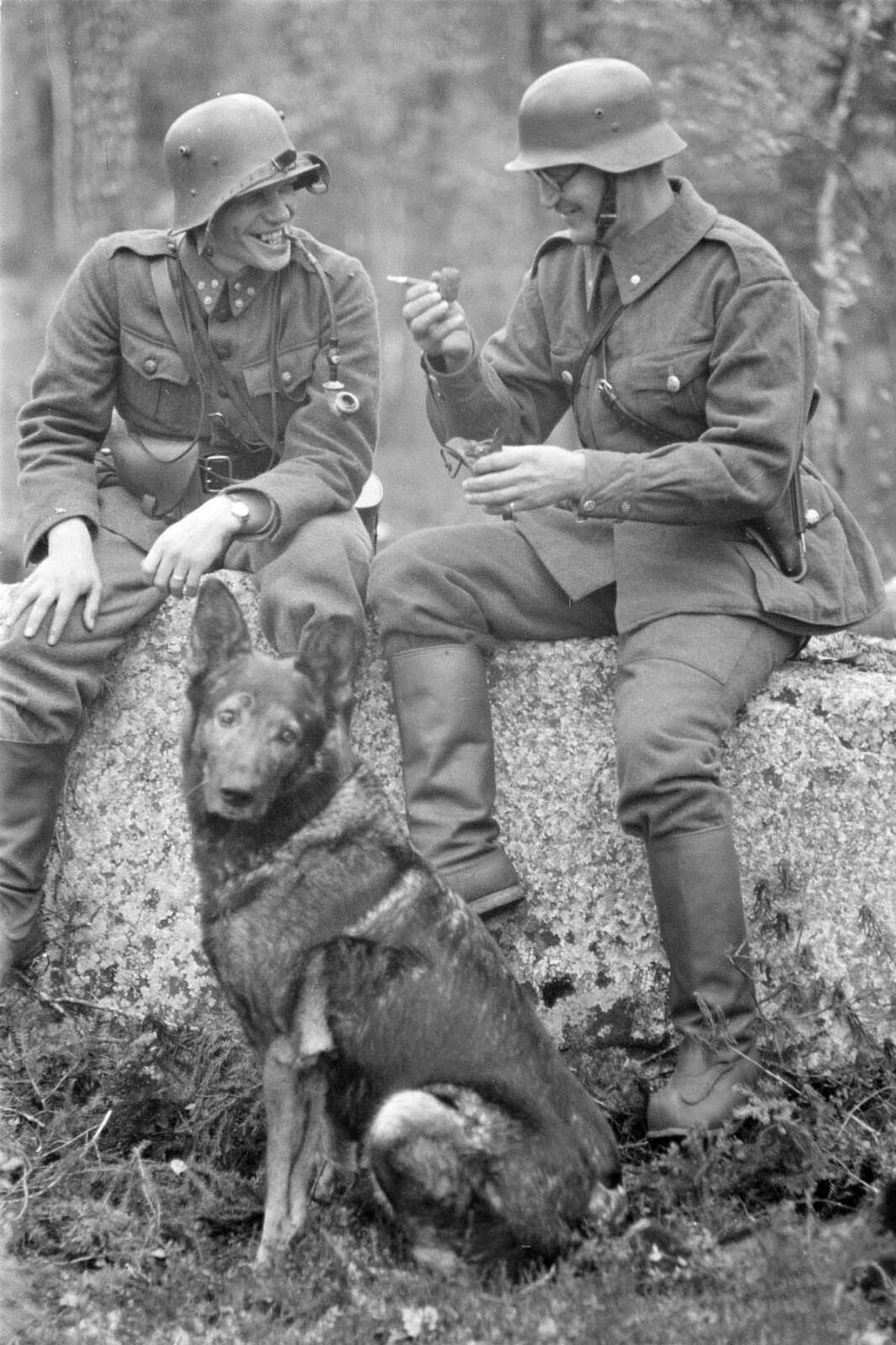 Two German soldiers compare whose pipe long WW2 Photo Glossy 4*6 in S030