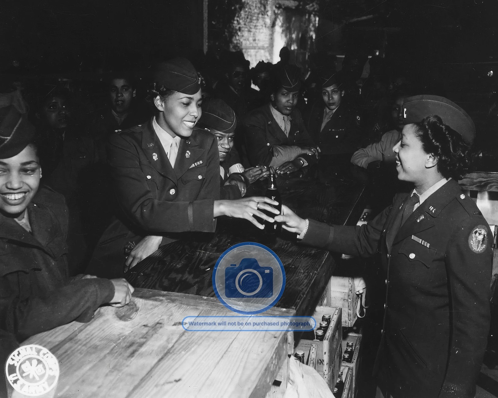 6888TH U.S. ARMY AFRICAN AMERICAN POSTAL DIRECTORY BATTALION AT BAR 8X10 PHOTO 6888TH U.S. ARMY AFRICAN AMERICAN POSTAL DIRECTORY BATTALION AT BAR 8X10 PHOTO