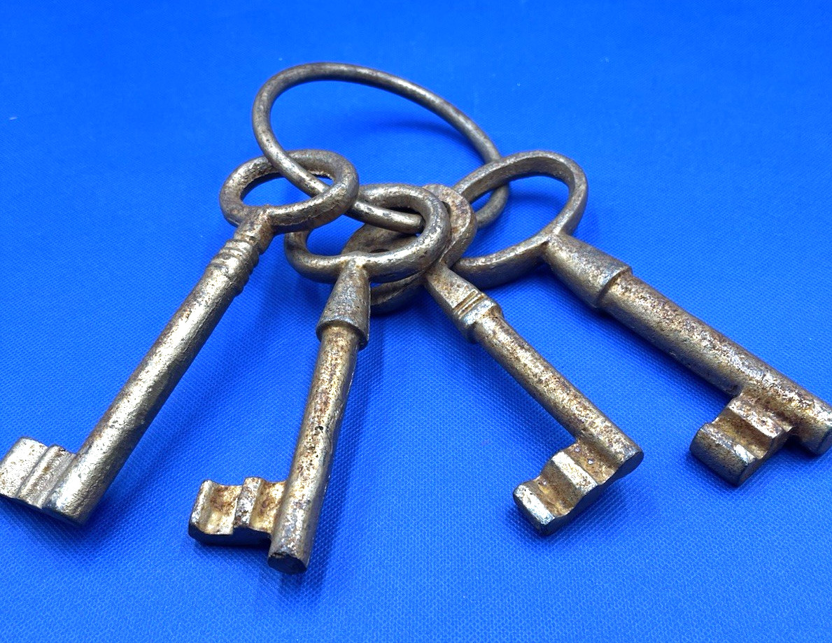Lot 4 Large Antique Skeleton Keys Heavy Iron Architectural Door Lock Keys  444