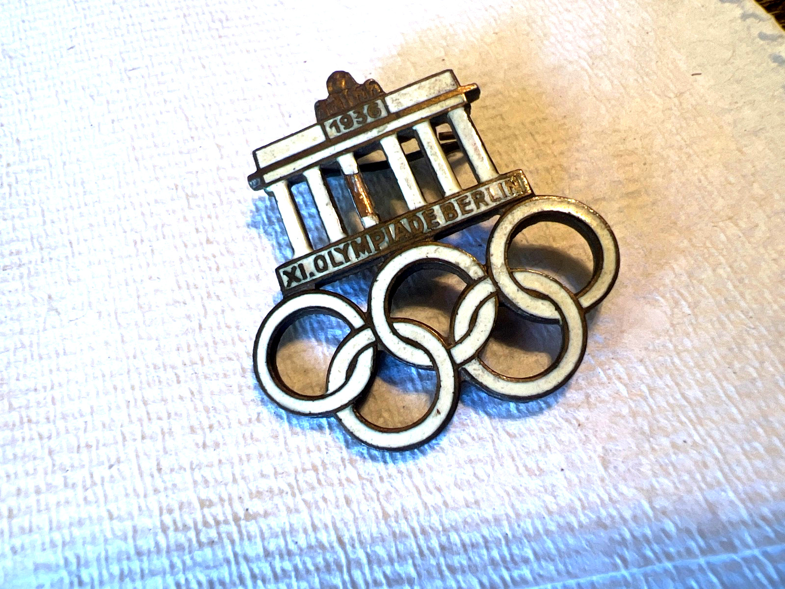 Authentic 1936 Berlin Olympic Games  Vitreous Enamel Visitor Pin/Badge