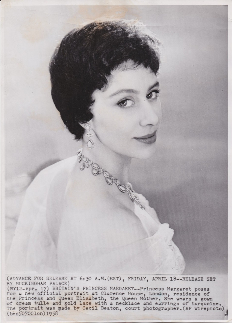 1958 Press Photo Britain's Princess Margaret poses for Photographer Cecil Beaton