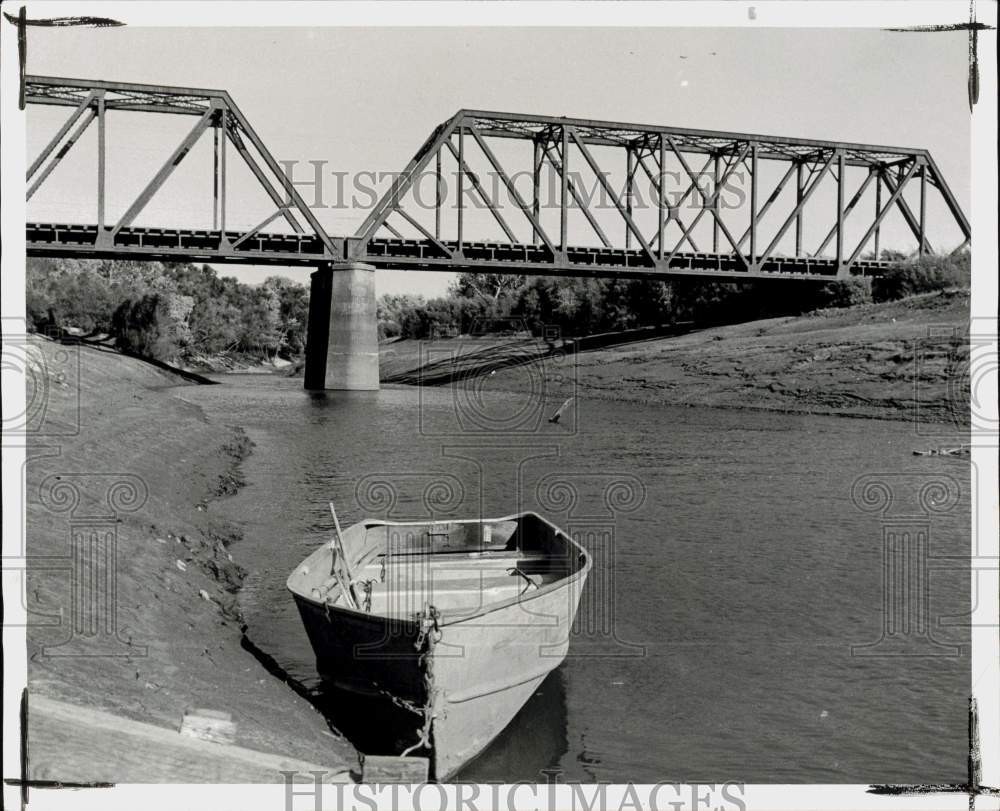 1969 Press Photo Fishing boat tied to moorings along Platte River - lra84914 1969 Press Photo Fishing boat tied to moorings along Platte River - lra84914
