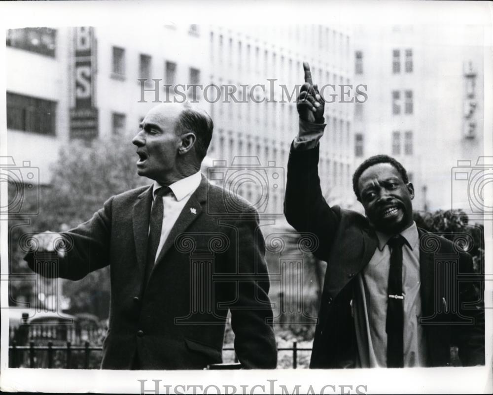 1970 Press Photo Civil Rights Advocates at Johannesburg City Hall - ney12611 1970 Press Photo Civil Rights Advocates at Johannesburg City Hall - ney12611