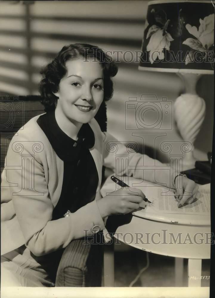 1936 Press Photo Winifred Shotter signs contract with Metro Goldwyn Mayer