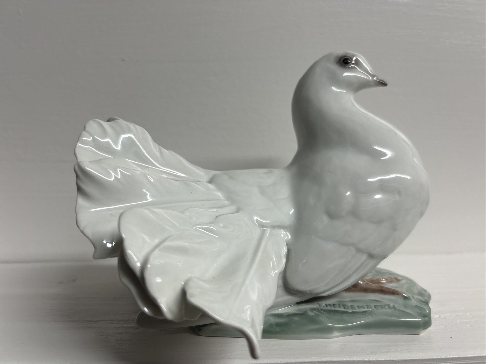 Rosenthal porcelain fantail dove figurine Fritz Heidenreich Model 1590. Lot 37