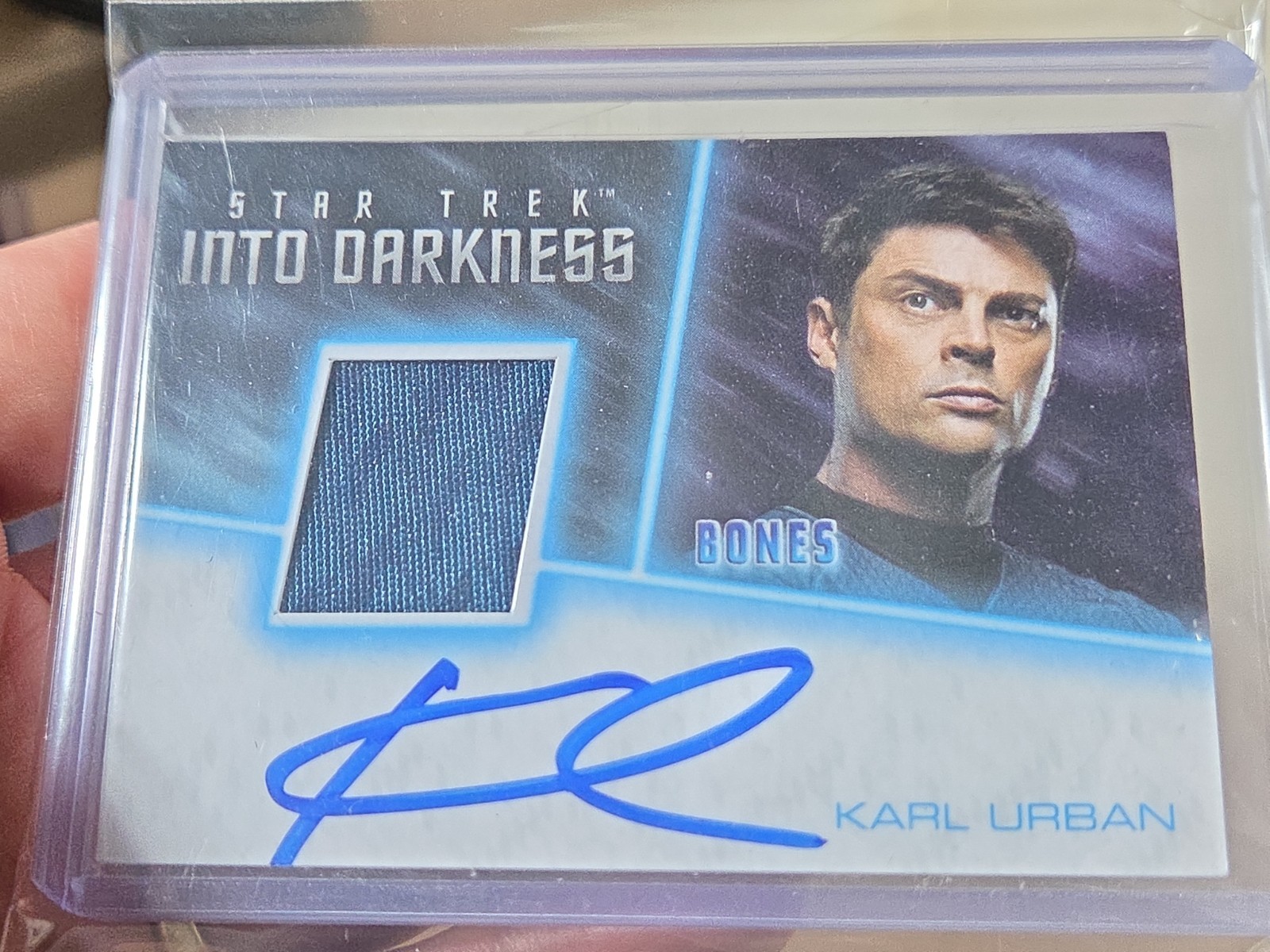 Star Trek InfleXions - Karl Urban - Into Darkness Auto Relic material Card Star Trek InfleXions - Karl Urban - Into Darkness Auto Relic material Card