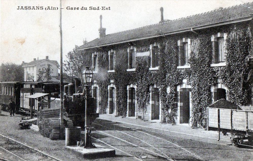 Old postcard 01 JASSANS GARE DU SUD EST (TRAIN IN SUPERB STATION