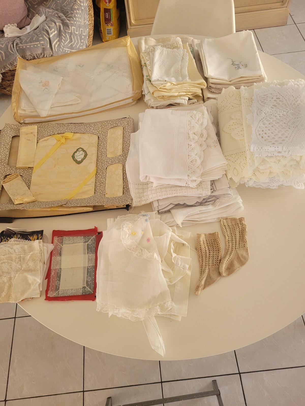 Bulk Lot 67 Pcs Vintage Linens – Tablecloths, Napkins, Lace, Hankies, Etc Bulk Lot 67 Pcs Vintage Linens – Tablecloths, Napkins, Lace, Hankies, Etc
