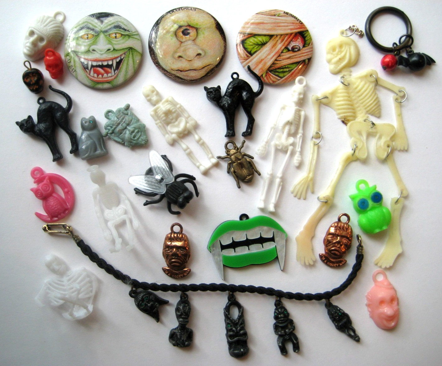 VTG LOT HALLOWEEN FINDINGS CHARMS MONSTERS GUMBALL SKELETONS BUTTONS CAT SKULL VTG LOT HALLOWEEN FINDINGS CHARMS MONSTERS GUMBALL SKELETONS BUTTONS CAT SKULL