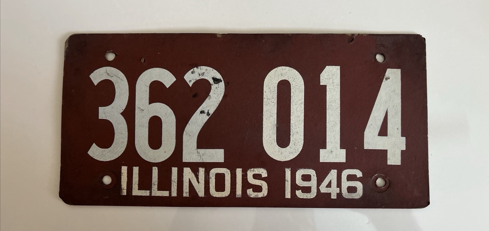 1946 Illinois Fiberboard License Plate Vintage Auto