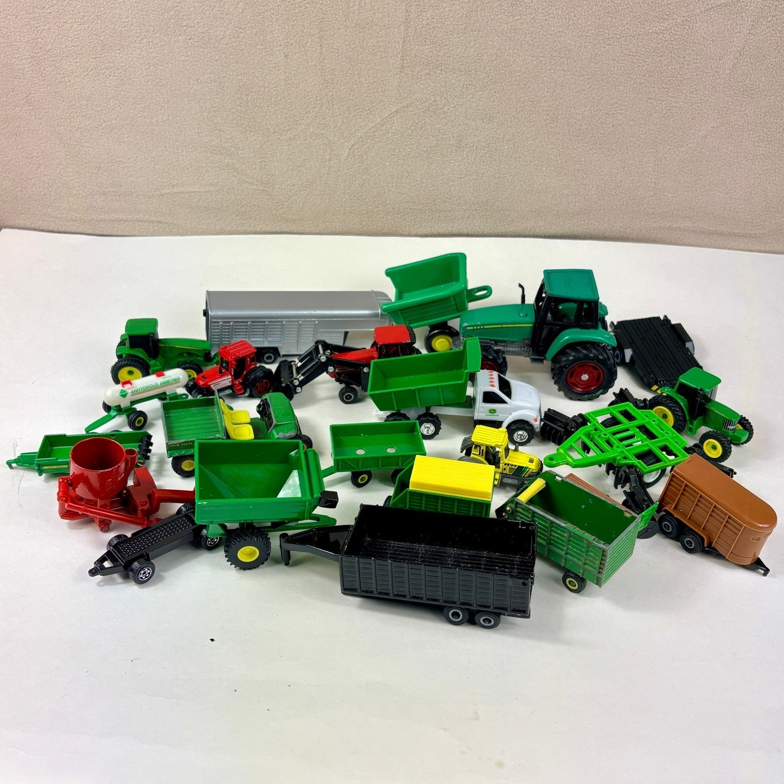 Lot of 20+ ERTL Diecast Toy Farm Vehicles Tractors Trailers John Deere