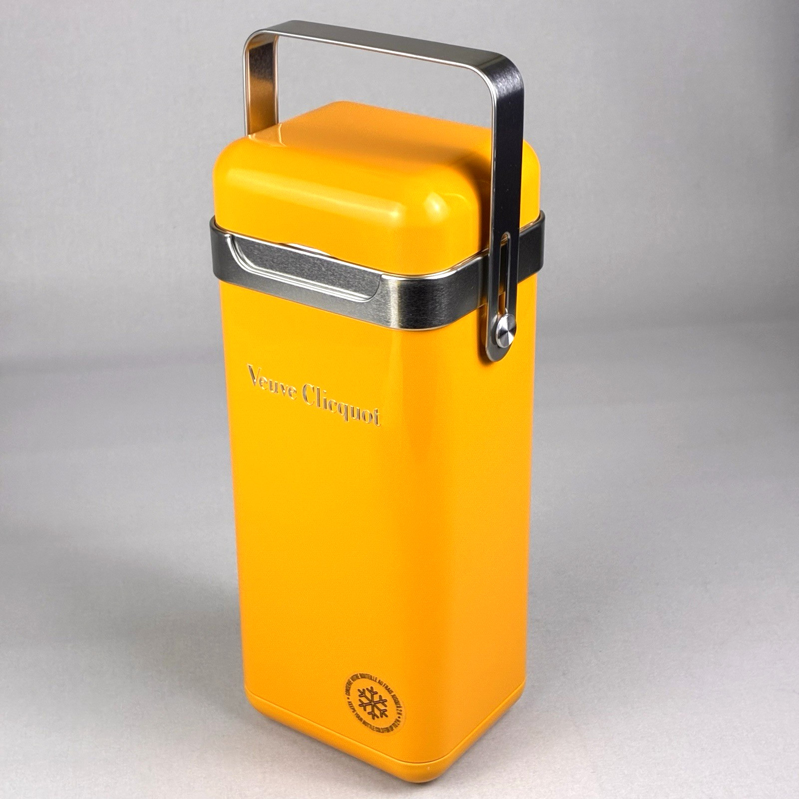 Veuve Clicquot Limited Edition Insulated Gift/Travel Tin w Handle 750ml Veuve Clicquot Limited Edition Insulated Gift/Travel Tin w Handle 750ml