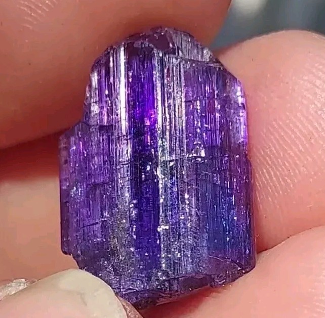 VERY RARE HOLLOW BLUE PURPLE TANZANITE TERMINATED 18 CARATS VERY RARE HOLLOW BLUE PURPLE TANZANITE TERMINATED 18 CARATS