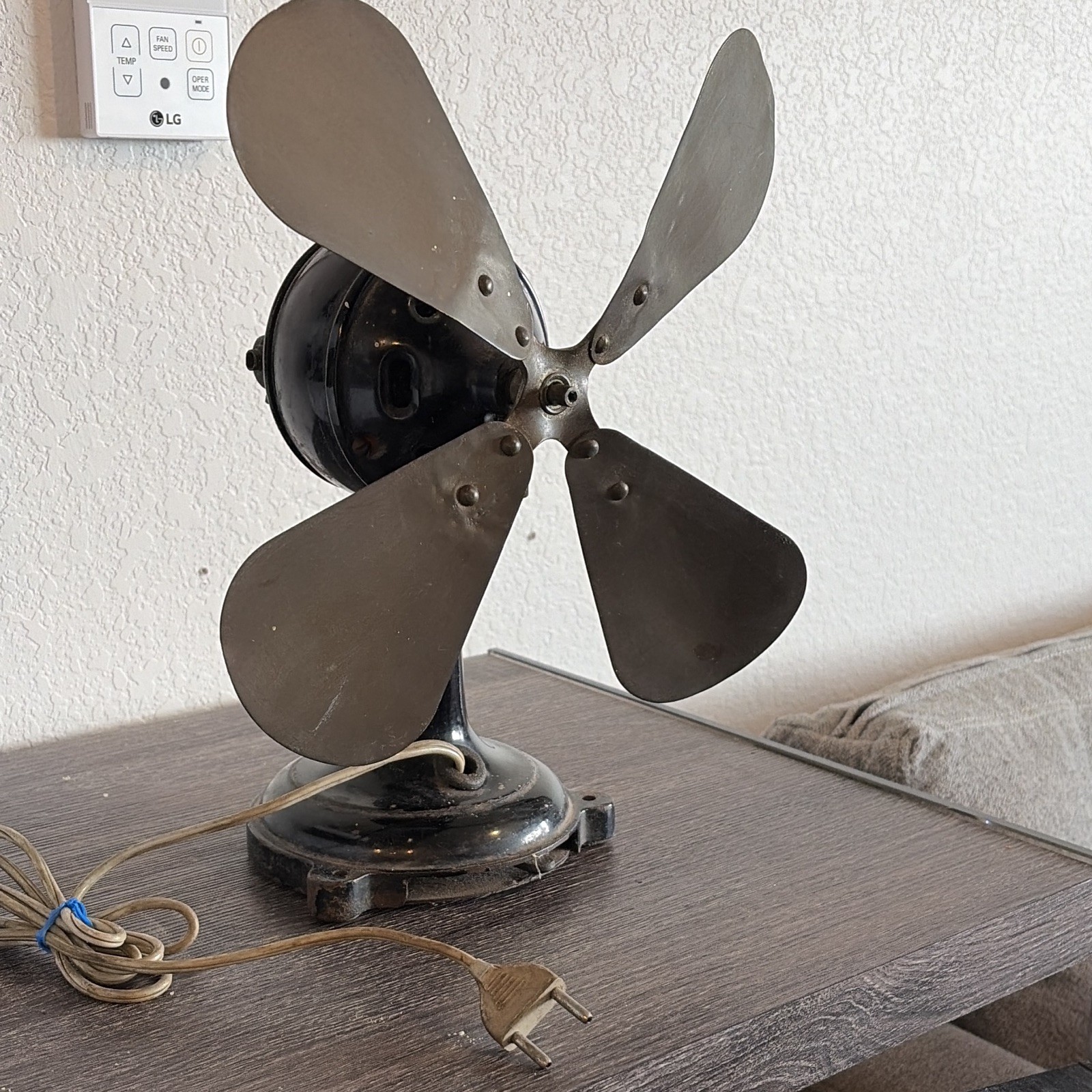 Ercole Marelli Vintage 4-Blade Metal Table/Desk Fan, Brass, Corded Electric Ercole Marelli Vintage 4-Blade Metal Table/Desk Fan, Brass, Corded Electric