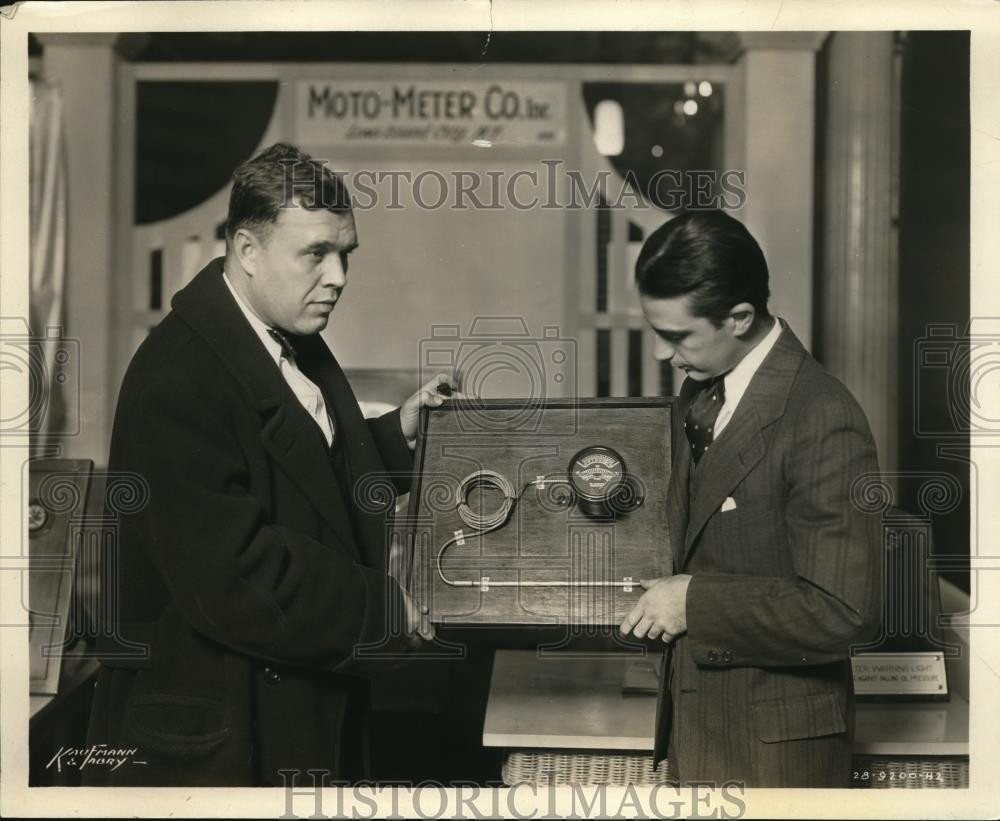 1928 Press Photo Bert Hassel Henry Boynton Ice Warming Instrument Chicago Expo
