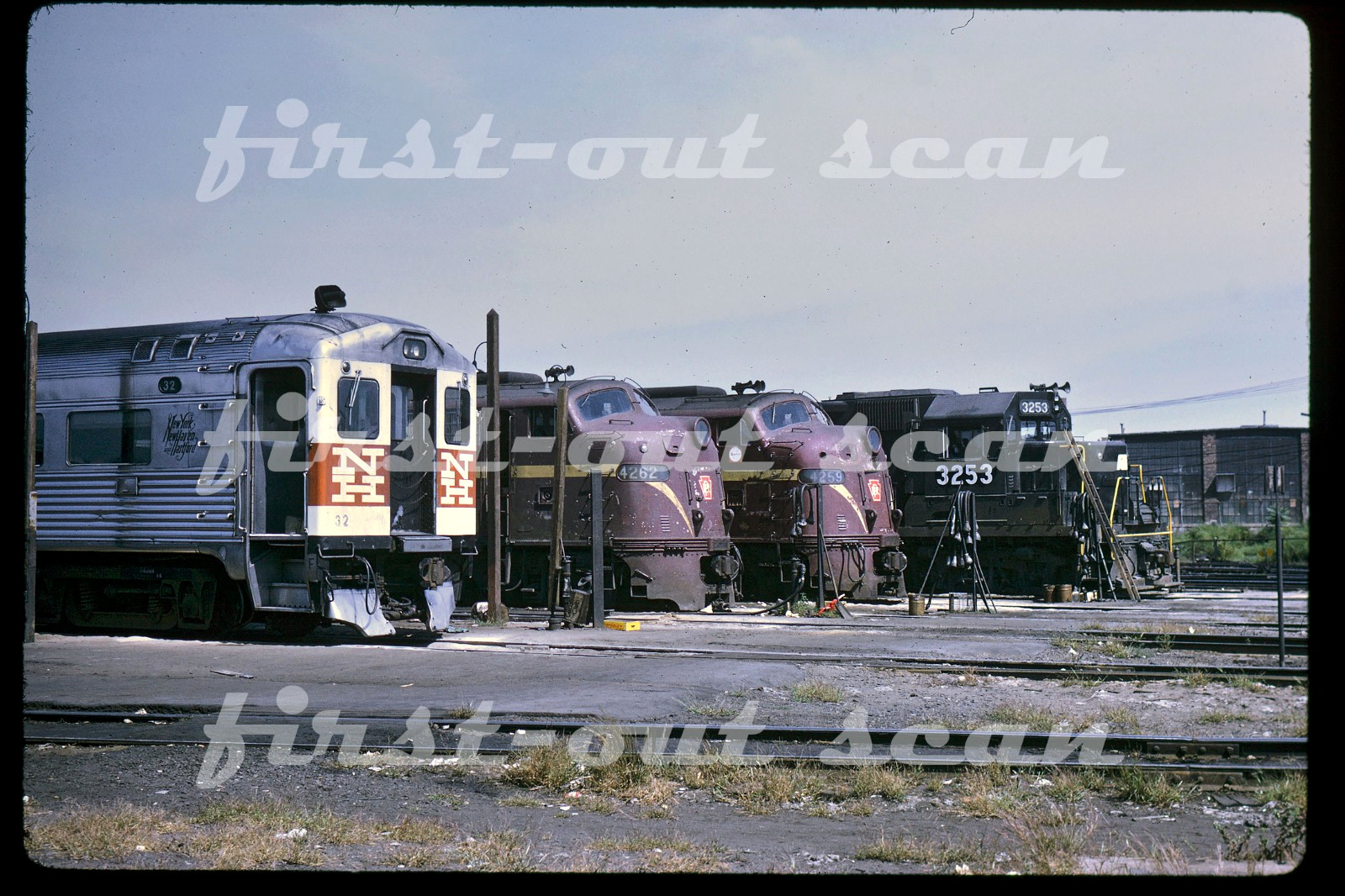 F Original Slide - New Haven NH PC 32 4262 4259 3253 Line-up Boston 1969