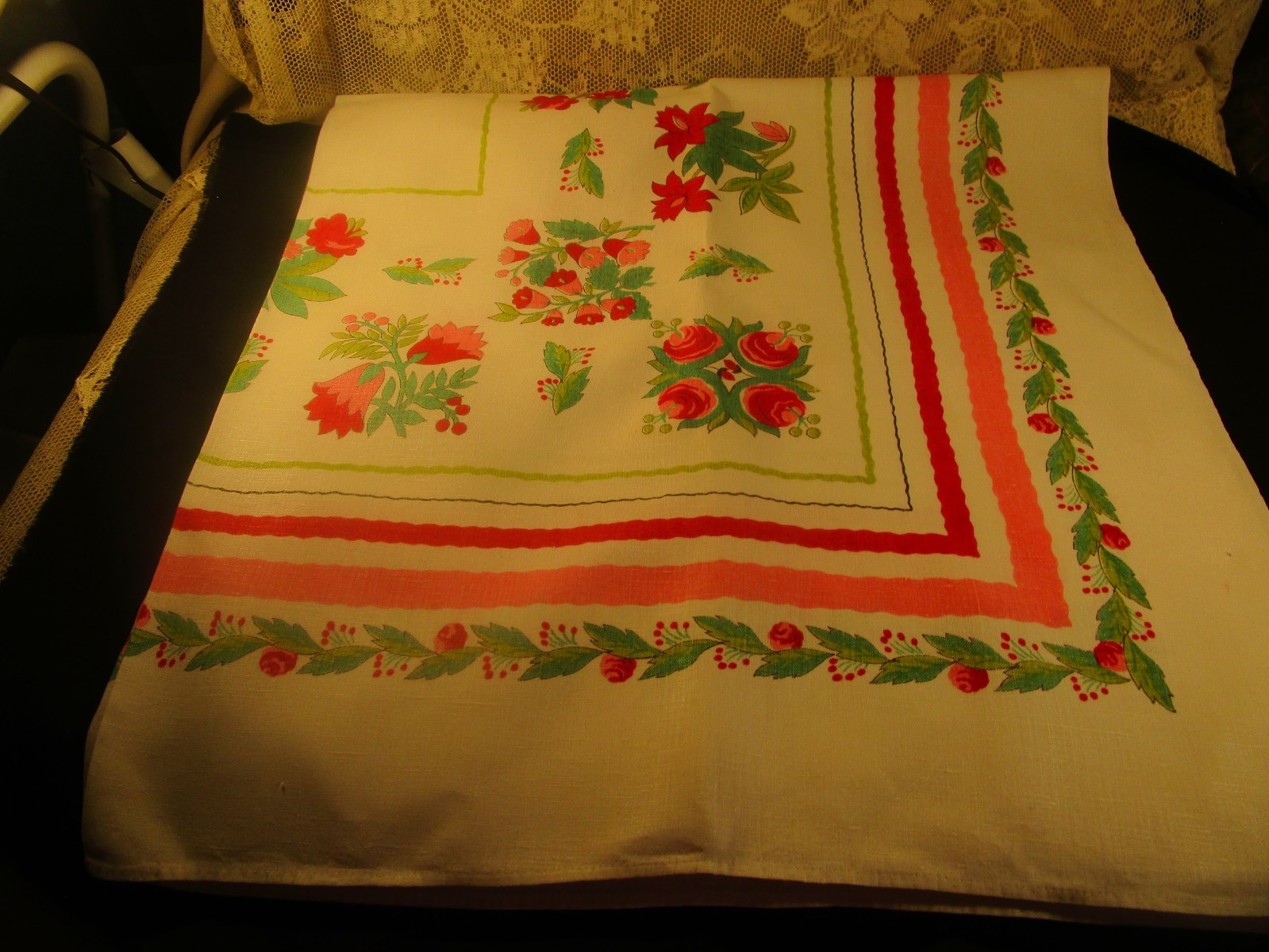 VTG. TRUE COTTON TABLECLOTH 50X50 RD-PK-GREEN CLEAN VTG. TRUE COTTON TABLECLOTH 50X50 RD-PK-GREEN CLEAN