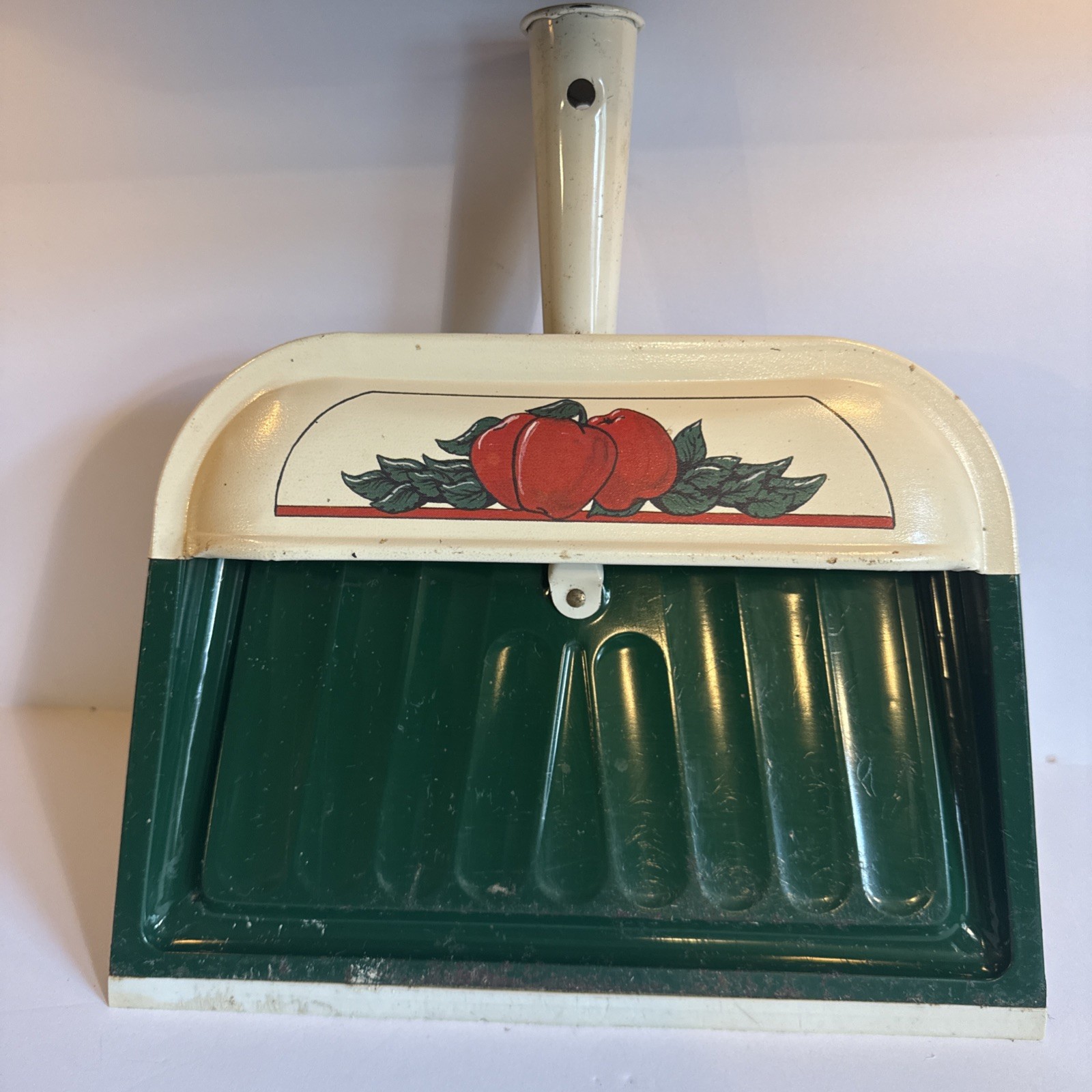VINTAGE BALLONOFF METAL DUSTPAN, APPLE PRINT,CLEVELAND OH. Green VINTAGE BALLONOFF METAL DUSTPAN, APPLE PRINT,CLEVELAND OH. Green