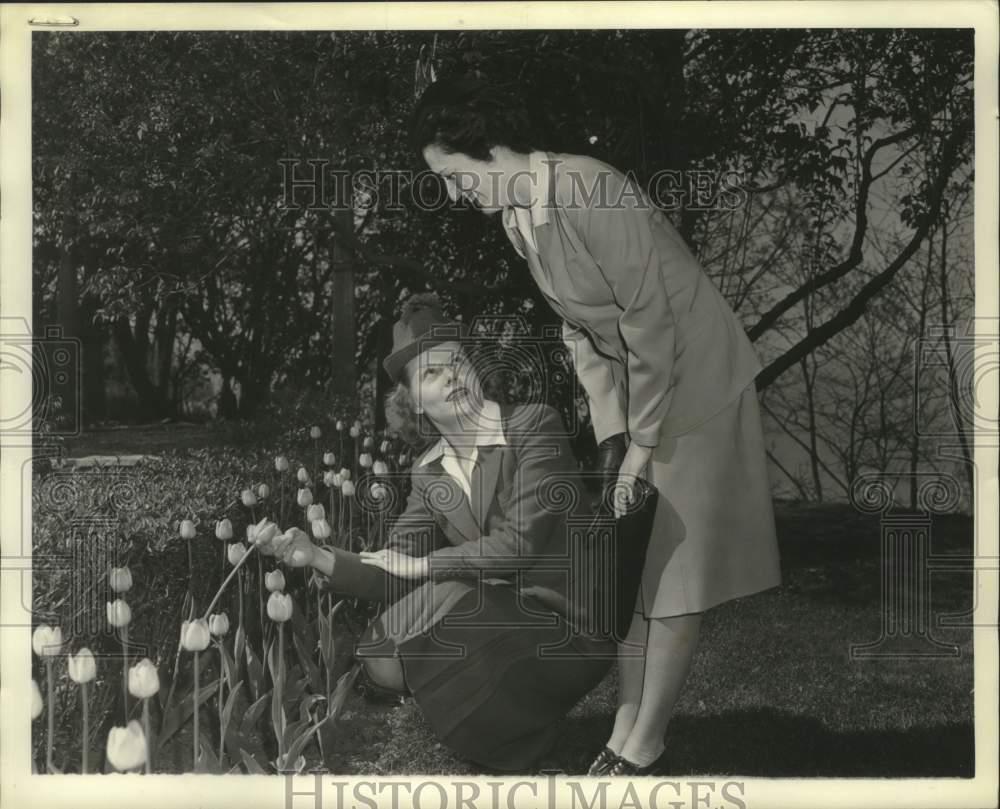 1943 Press Photo Mrs. Henry W. Stark Jr. and Mrs. John P. Boynton on garden tour 1943 Press Photo Mrs. Henry W. Stark Jr. and Mrs. John P. Boynton on garden tour