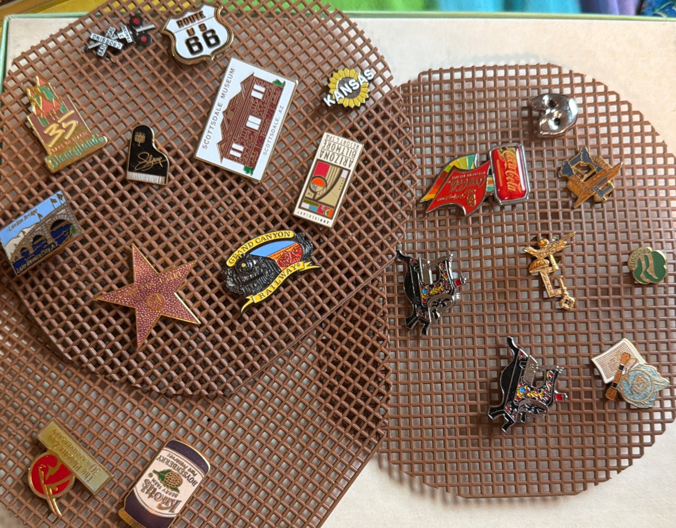 VTG souvenir Lapel Pin Lot 20 Pc Sewing Canyon Railway Route 66 KS AZ Coca-Cola