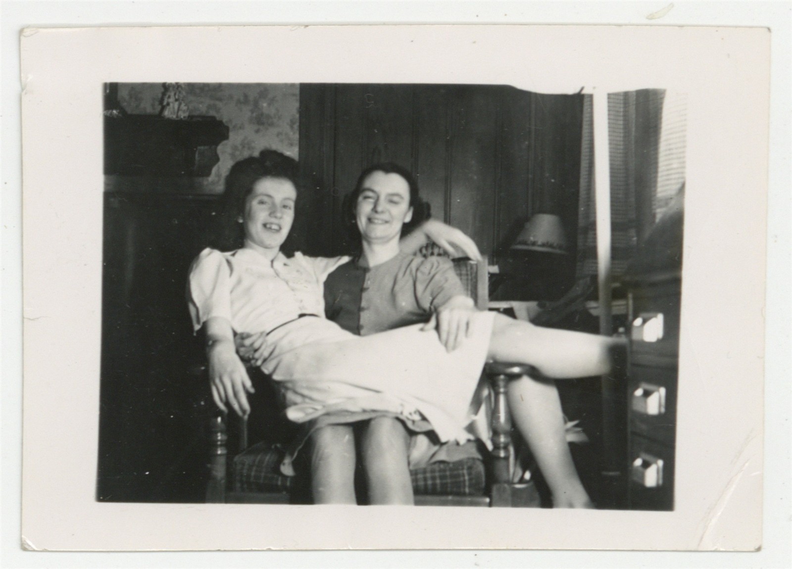 Drunk Lesbian Women Embrace 1930 Female Lovers Gay Photo Antique LGBT Kiss 10019 Drunk Lesbian Women Embrace 1930 Female Lovers Gay Photo Antique LGBT Kiss 10019