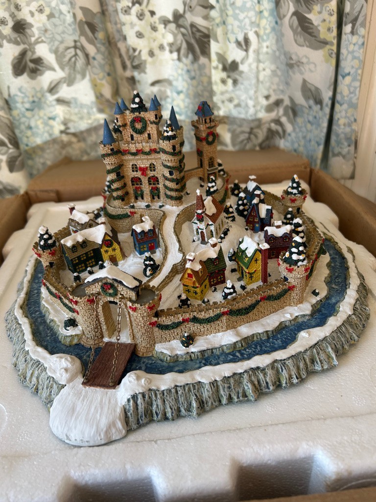 FAB VTG DANBURY MINT CHRISTMAS CASTLE ENGLISH VILLAGE RESIN  SCULPTURE