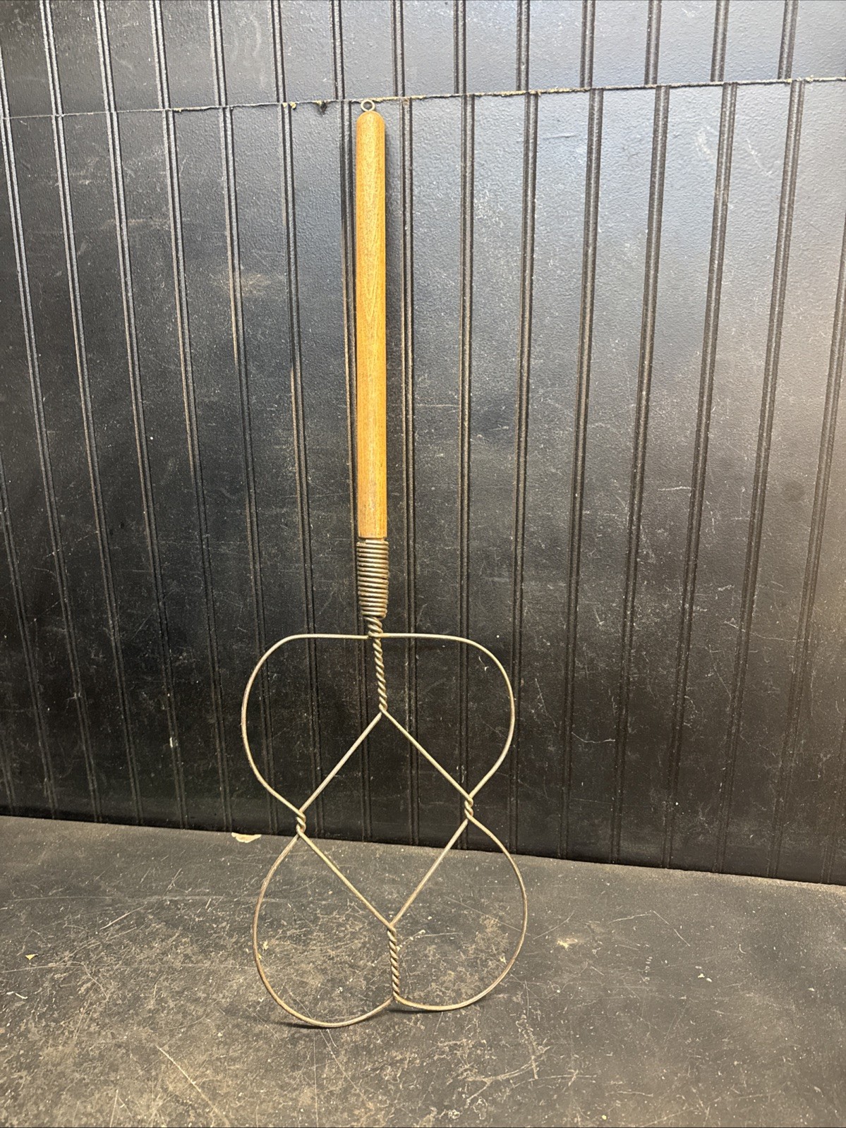 VTG Bat Wing Style Rug Beater Wood Handle Metal Primitive Farmhouse 29\