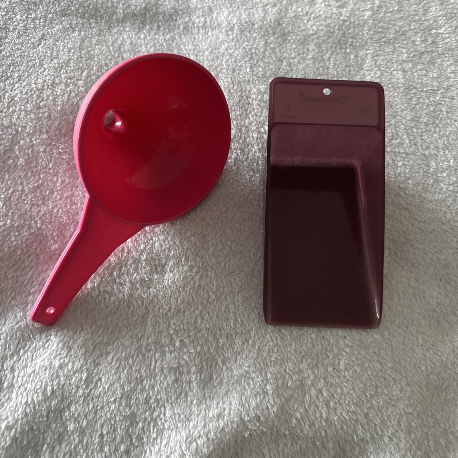 Tupperware Large Funnel Kiss Shaped Pink & Sheer Flat Scoop New Tupperware Large Funnel Kiss Shaped Pink & Sheer Flat Scoop New