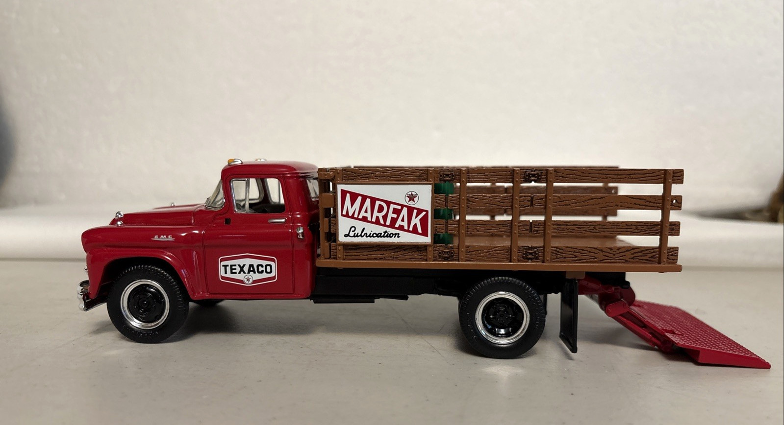 FIRST GEAR 1/34 1958 GMC STAKE TRUCK, TEXACO MARFAX LUBRICATION, LIFT GATE - NOS FIRST GEAR 1/34 1958 GMC STAKE TRUCK, TEXACO MARFAX LUBRICATION, LIFT GATE - NOS