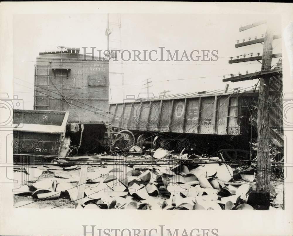 1944 Press Photo Pennsylvania R.R. freight train derails near Syracuse, New York
