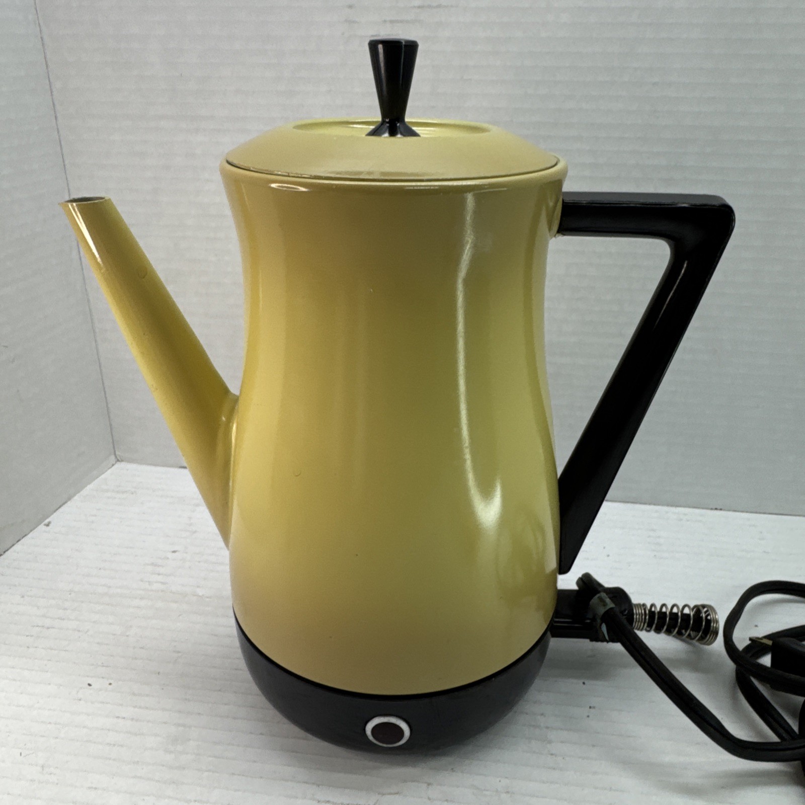 Vintage 1968 West Bend Flavo Matic Harvest Gold 6 - 8 Cup Coffee Percolator 3327 Vintage 1968 West Bend Flavo Matic Harvest Gold 6 - 8 Cup Coffee Percolator 3327