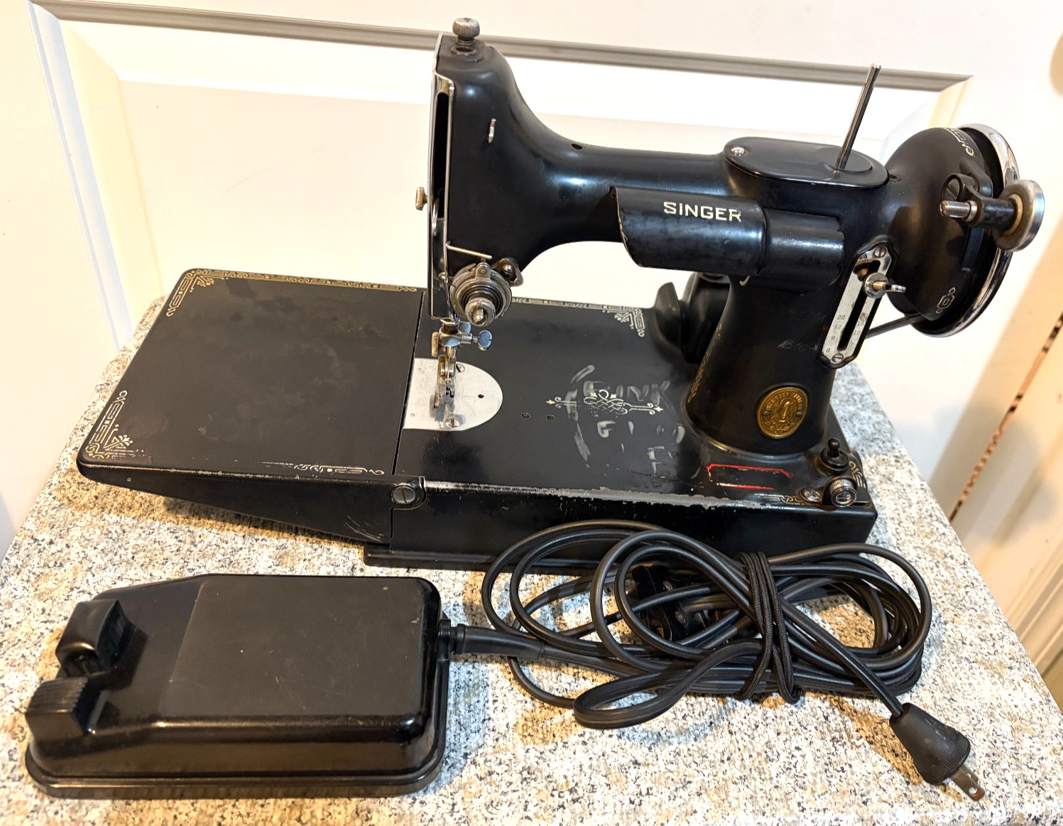 Vintage 1936 Singer Featherweight 221 Sewing Machine - RUNNING Motor (No Bobbin Vintage 1936 Singer Featherweight 221 Sewing Machine - RUNNING Motor (No Bobbin