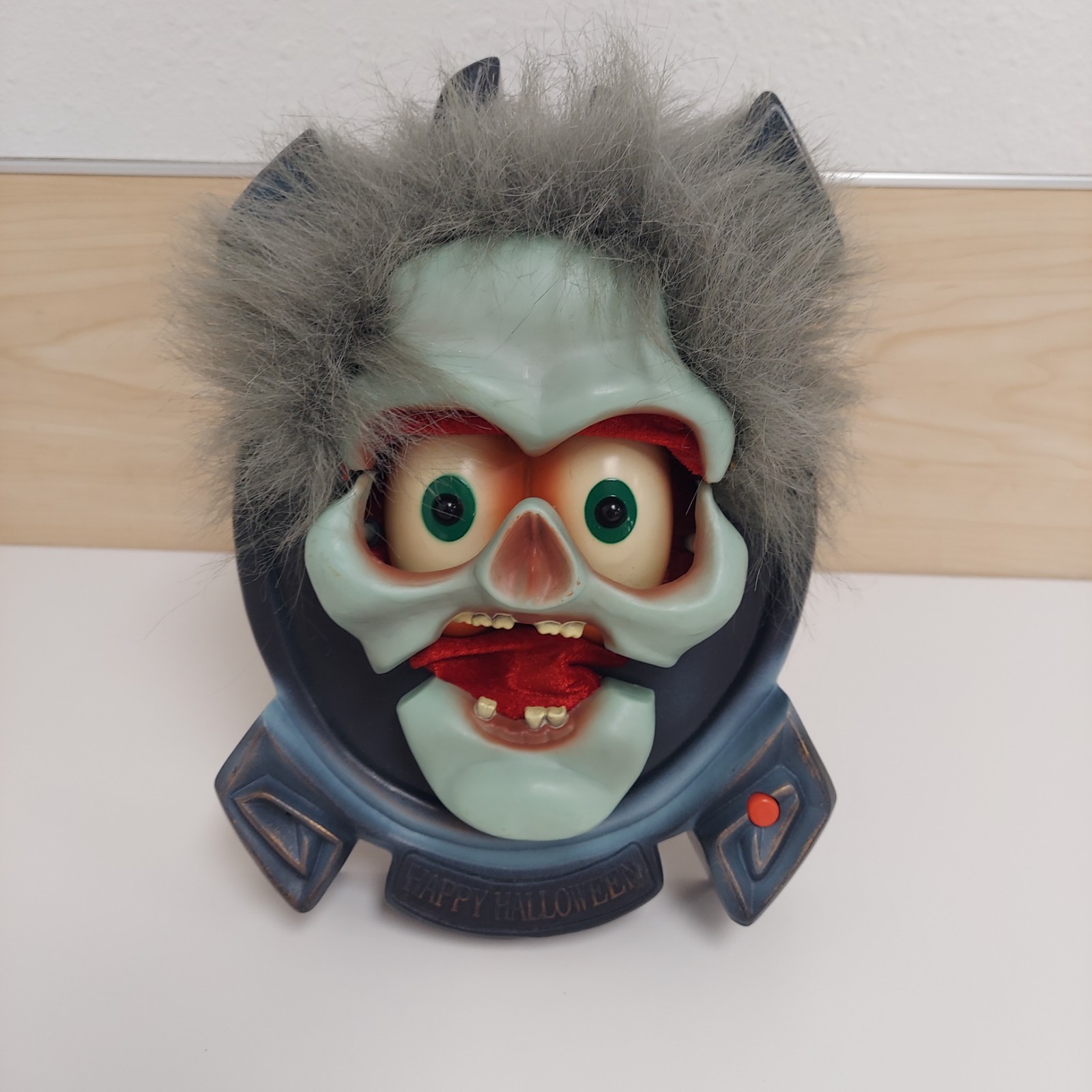 Vintage Gemmy Halloween Screamer Greeter Door Wall Hanging Animated Monster EUC 