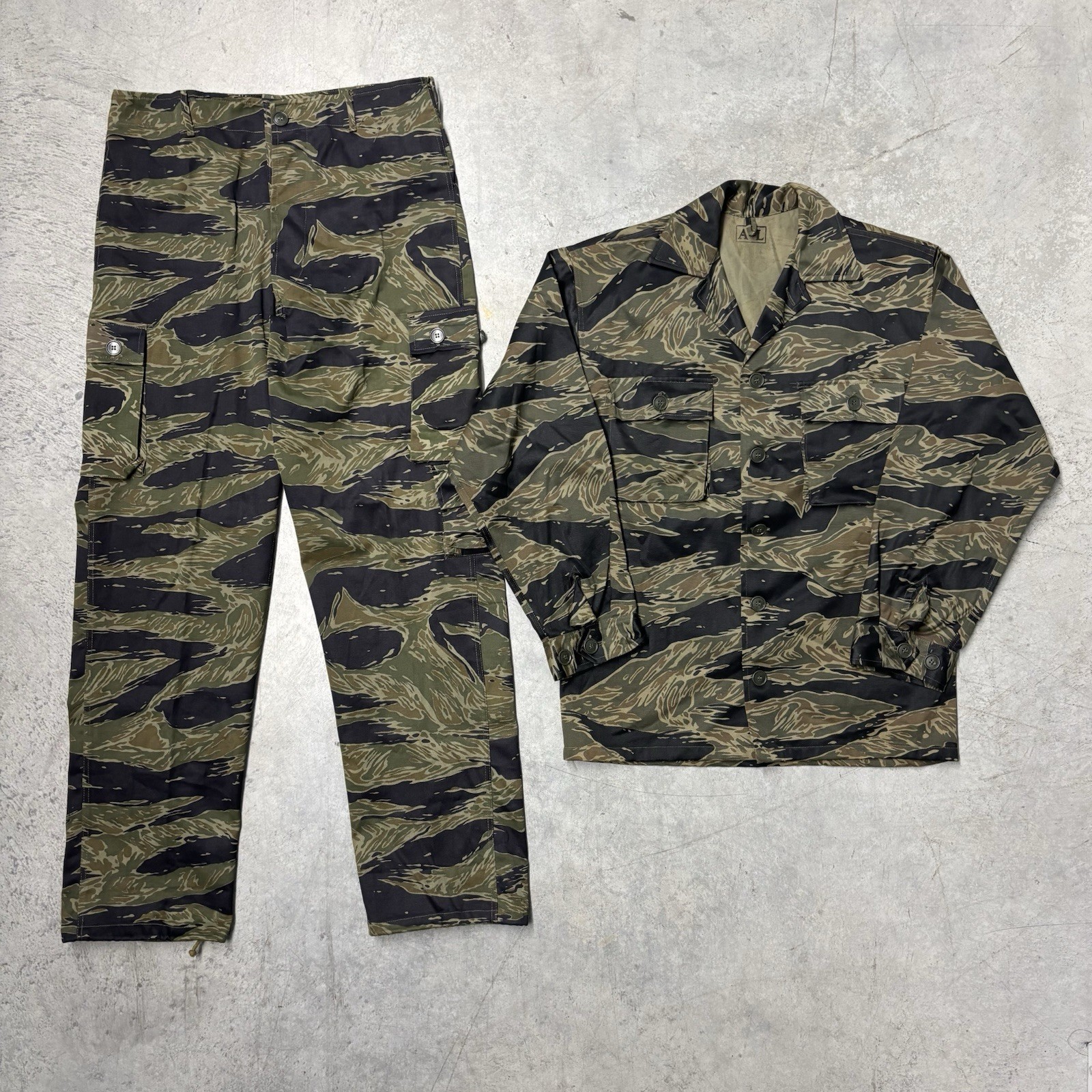 Vintage Vietnam War Tiger Stripe JW Camo Jacket & Trousers Set Asian Large EUC Vintage Vietnam War Tiger Stripe JW Camo Jacket & Trousers Set Asian Large EUC