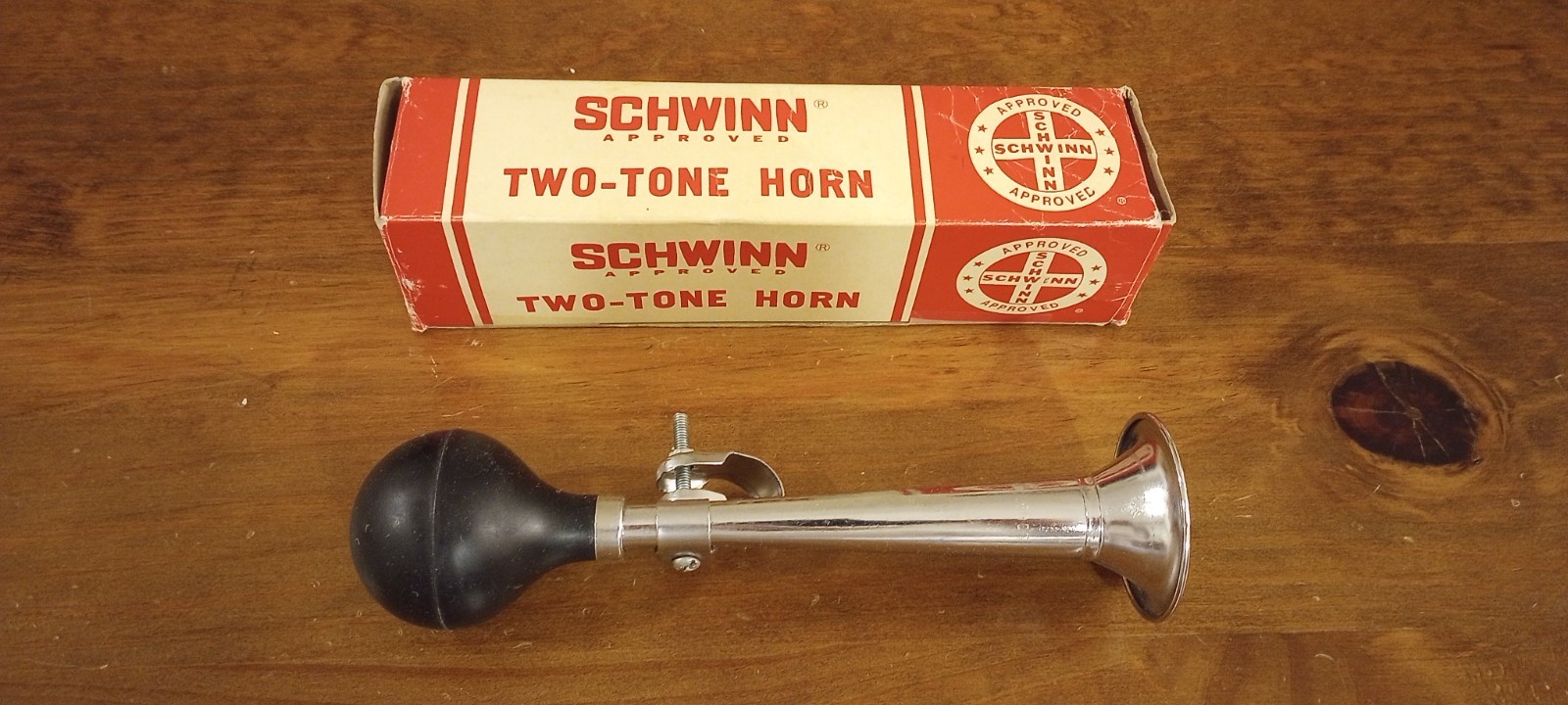 NOS Vintage 1969 Schwinn Stingray Krate Banana Seat Muscle Bike Two Tone Horn NOS Vintage 1969 Schwinn Stingray Krate Banana Seat Muscle Bike Two Tone Horn
