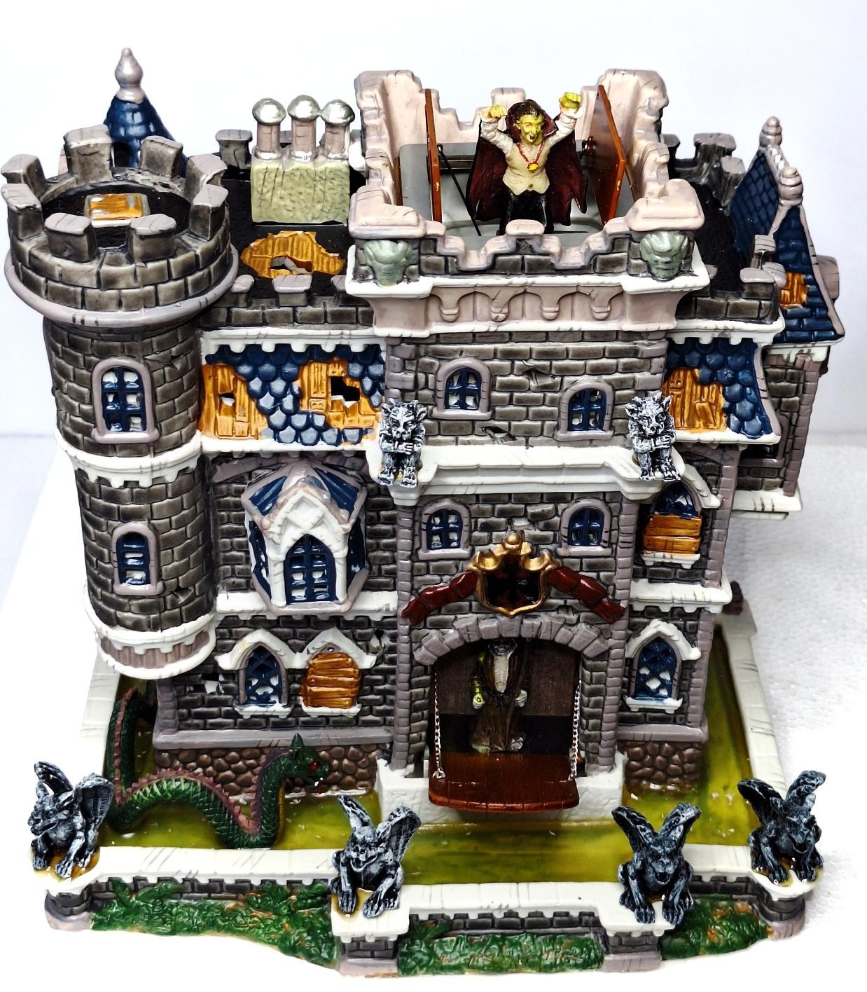 Lemax Spooky  Town Castle on Spooky Hill tested works Intro 2002 Retired 2006