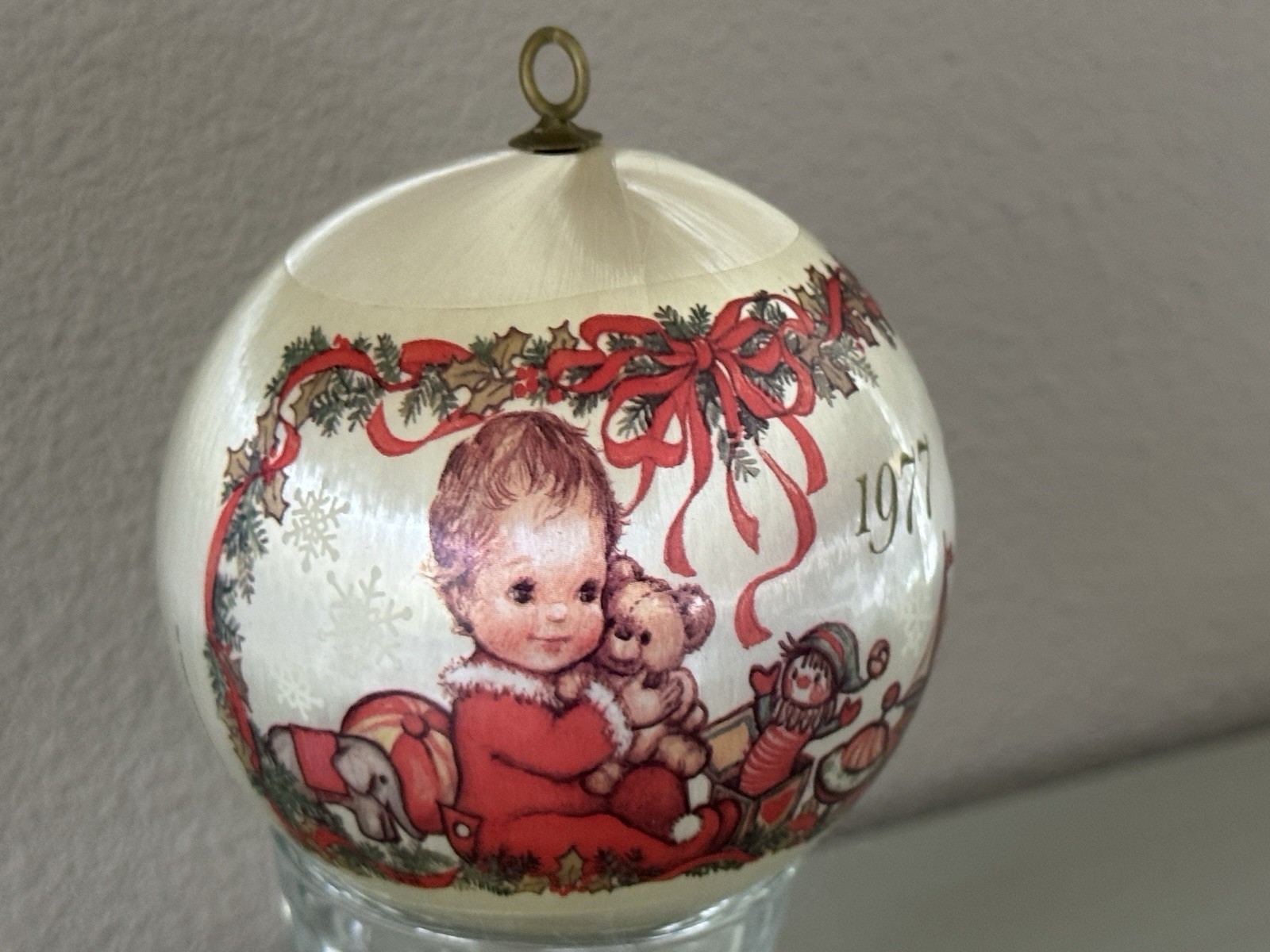 HALLMARK 1977 BABY FIRST CHRISTMAS SATIN BULB ORNAMENT HALLMARK 1977 BABY FIRST CHRISTMAS SATIN BULB ORNAMENT