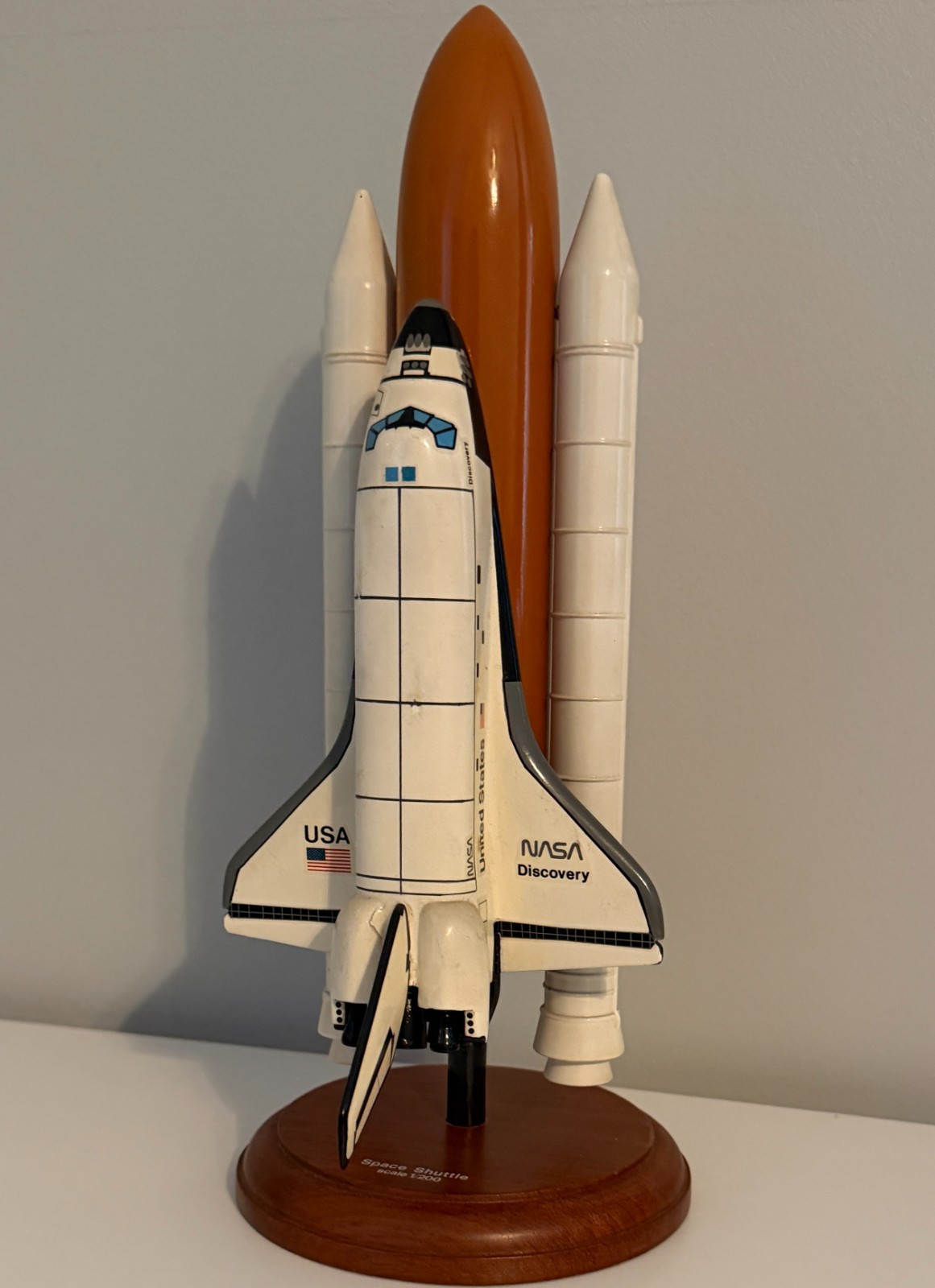NASA Space Shuttle Orbiter Discovery on Wood Desk Top Display 1/200