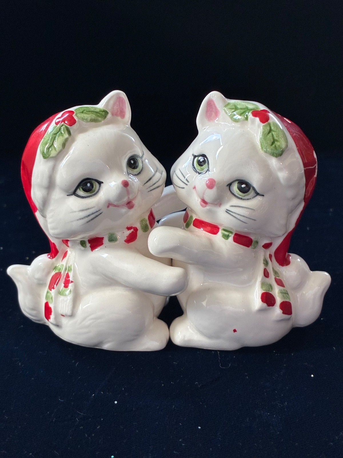 LEFTON Vintage Christmas Kitty Cats Hugging Salt and Pepper S&P Figurines