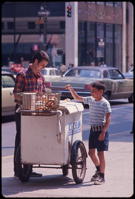 Photo:New York City NYC 1970s July 4th Hot Dog Cart Tourists