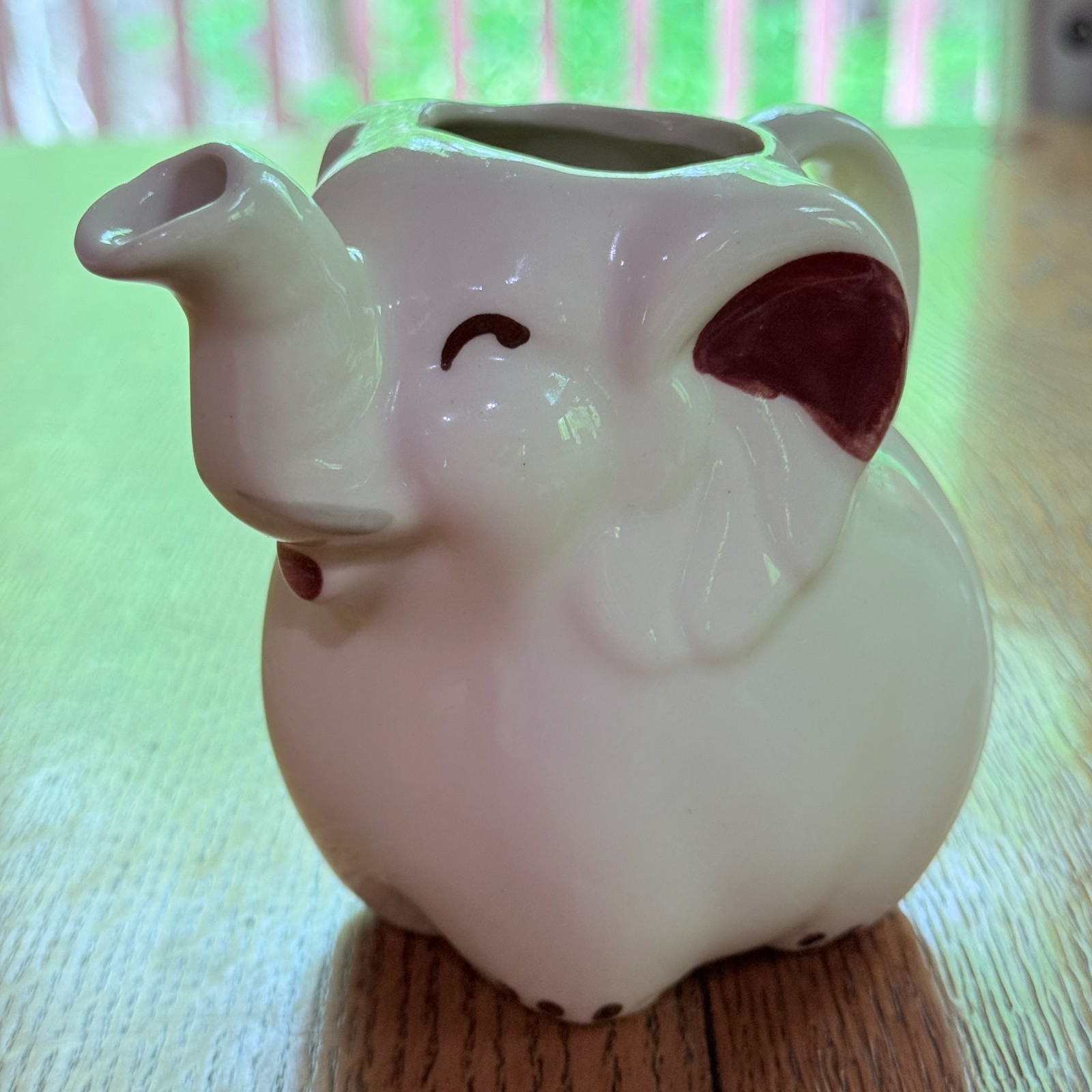 VINTAGE Shawnee Pottery Elephant Creamer. Ohio USA, c. 37-60. Popular in the 40s VINTAGE Shawnee Pottery Elephant Creamer. Ohio USA, c. 37-60. Popular in the 40s
