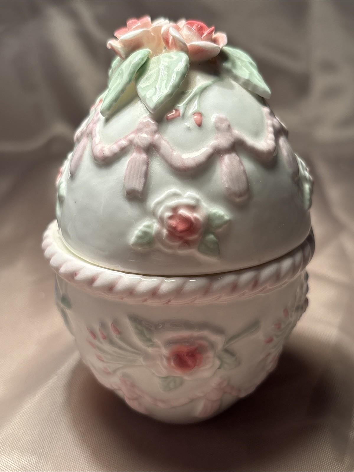 Enesco Bone China Egg Shape Music Box Floral 1985 vintage Works 4”