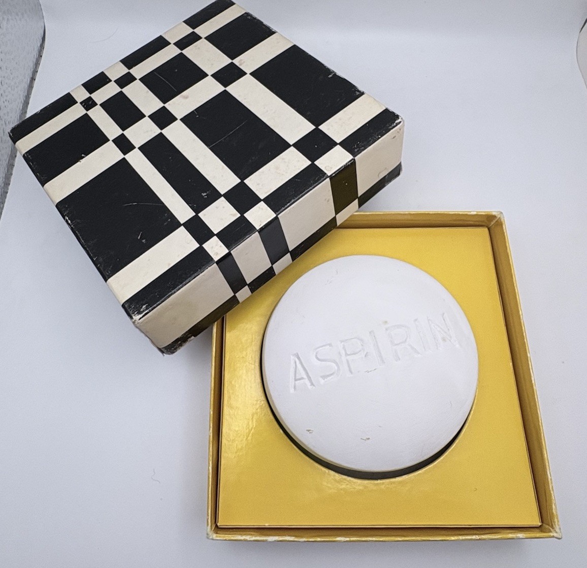 VINTAGE -1979-GIANT ASPIRIN PILL ADVERTISING PAPERWEIGHT -original Box & Pepers