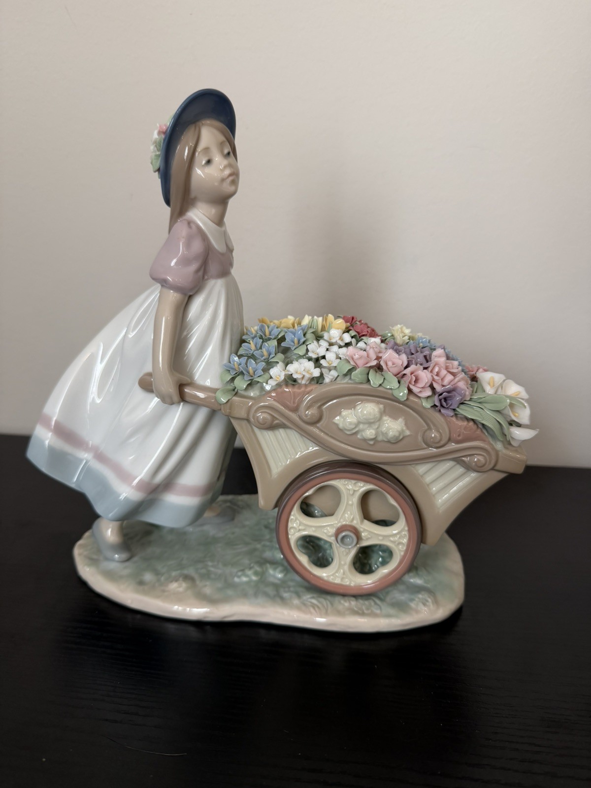 Lladro Love's Tender Tokens Girl Figurine Lladro Love's Tender Tokens Girl Figurine