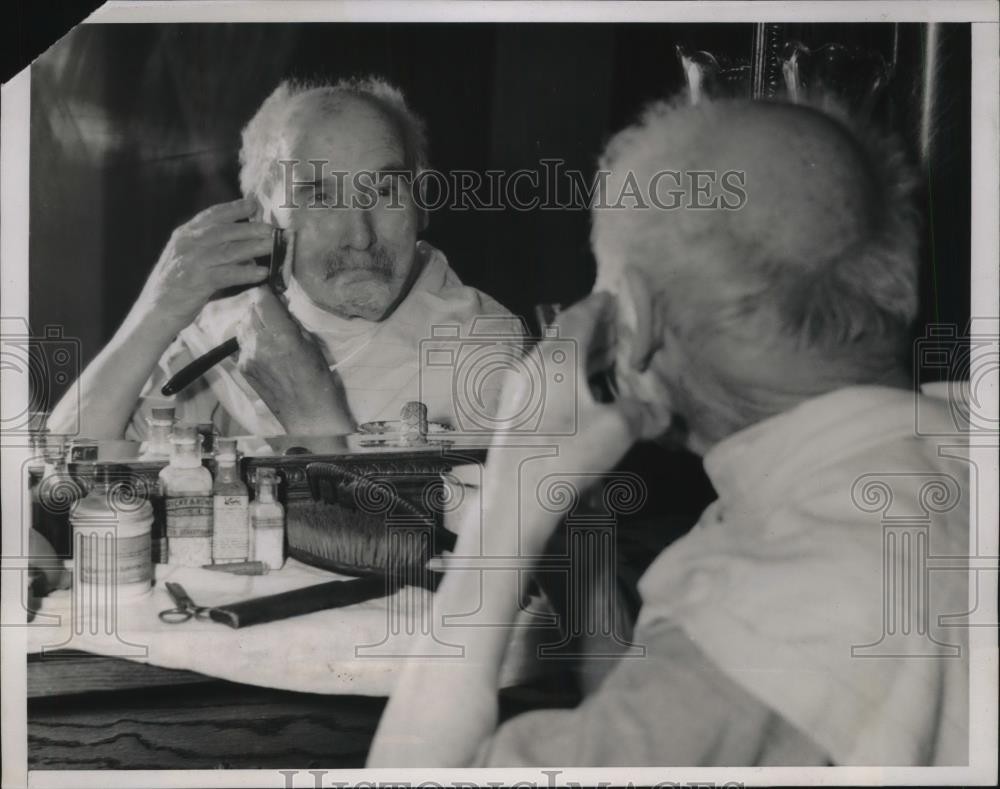 1940 Press Photo Dr SJ Von Hirson has a shave on 103rd birthday - neb39185